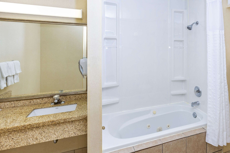 Bathroom 4, Comfort Inn & Suites Downtown Edmonton, Division No. 11