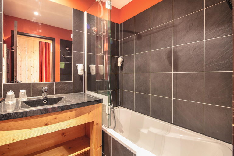 Bathroom, Hôtel Les Menuires Les Bruyères, Savoie