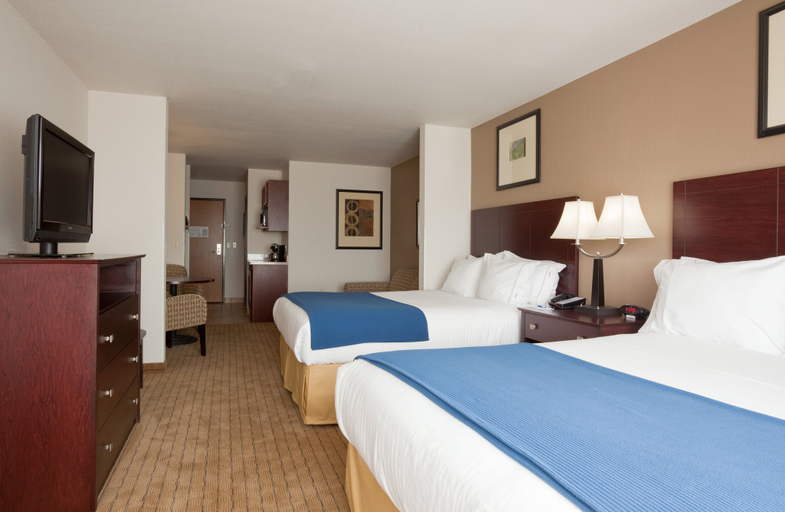 Holiday Inn Express & Suites Antigo, an IHG Hotel Room Type - 2 Queen Suite Communication Accessible