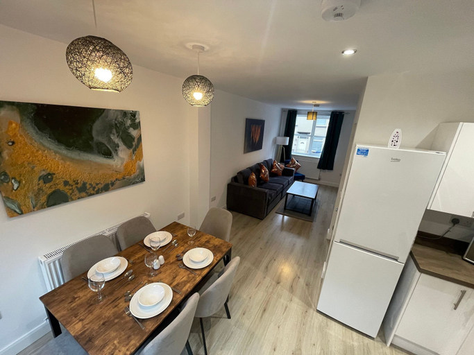 Others 4, 3 Bedroom New House with WiFi, Staffordshire