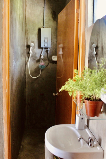 Bathroom 3, Hangover Hostel, Moalboal