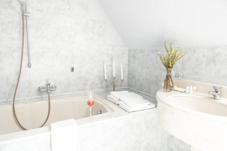 Bathroom 5, Hotel Gut Tribbevitz, Vorpommern-Rügen
