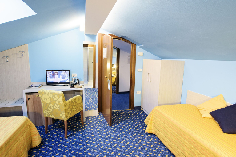 Bedroom 3, Hotel Benaco, Trento