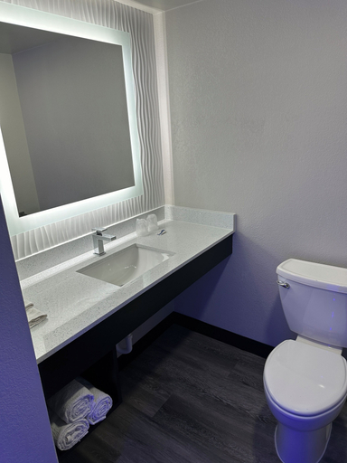 Bathroom 4, Imperial Suites, Wayne