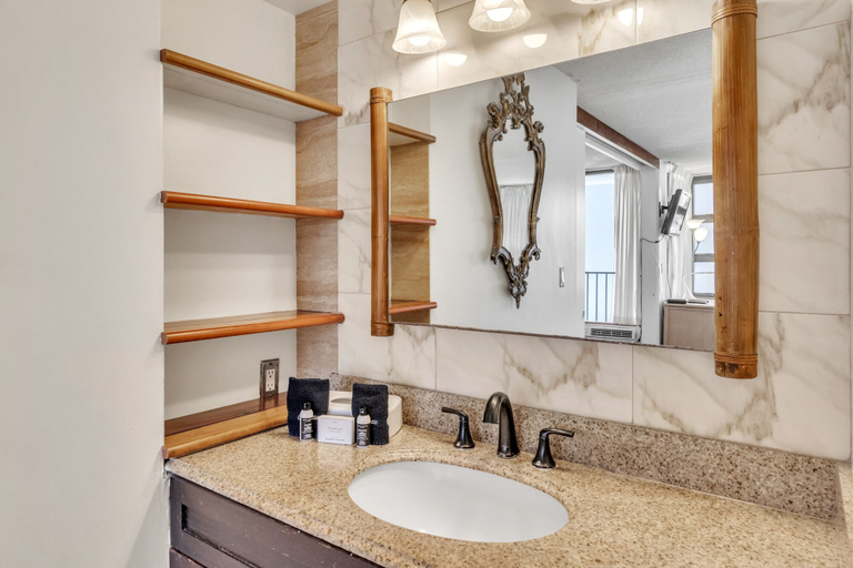 Bathroom 3, 19th Floor Condo with Lanai & Sea Views - FREE Parking!, Honolulu