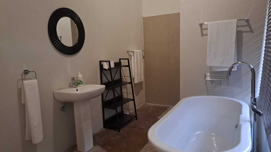 Bathroom 3, Iphofolo Lodge, Vhembe