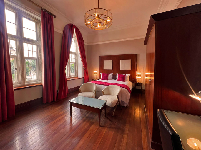 Bedroom 2, Morgans Hotel, Swansea