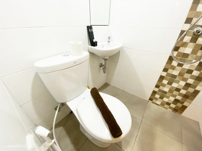 Bathroom 5, Homey and Modern Studio The Alton Apartment By Travelio, Semarang