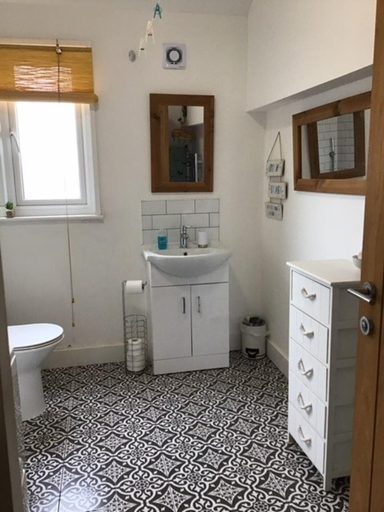 Bathroom 5, Central Teignmouth - Sleeps 4 - Pets Allowed, Devon