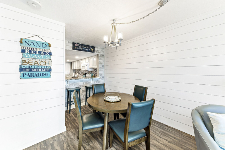 Food & Drinks, Edgewater West 63, Baldwin