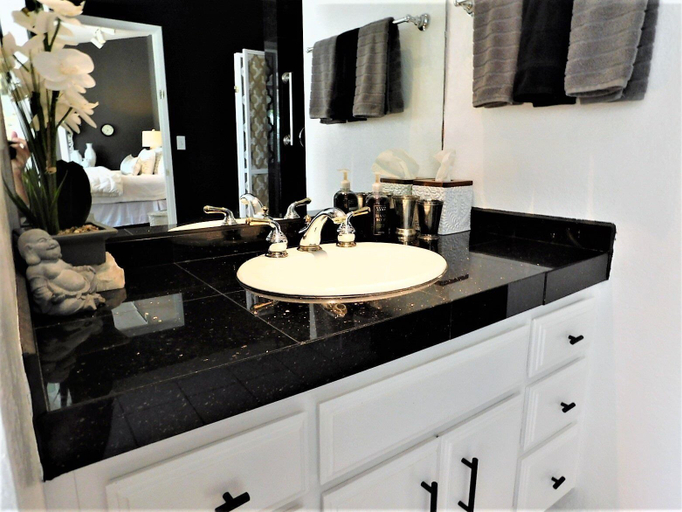 Bathroom 3, The Desert Pearl - Private Pool & Spa!, Riverside