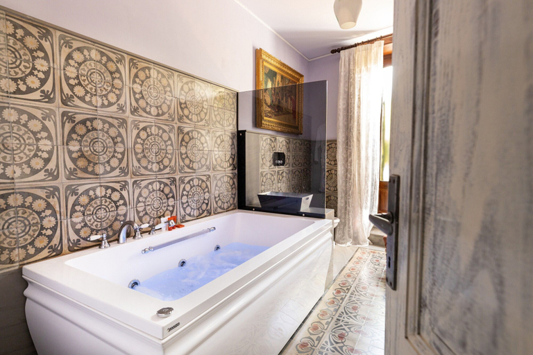Bathroom 5, Palazzo Previtera, Catania