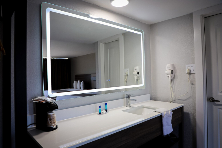 Bathroom 4, Airport Inn, Jefferson