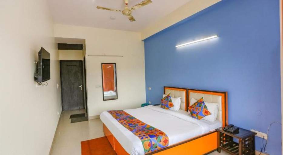 Bedroom 2, Hotel Earthview, Gautam Buddha Nagar