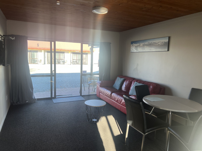 Others 5, Pinewood Motels, Mackenzie