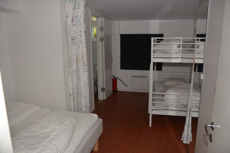 Bedroom 2, Hällestrand Semesterby och vandrarhem, Strömstad