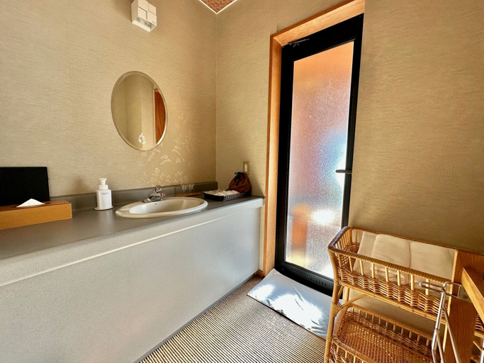 Bathroom 5, Ginka, Toyooka