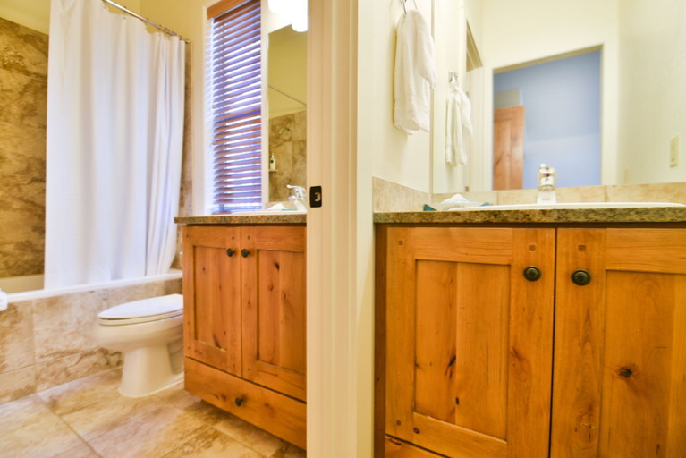 Bathroom 5, Newpark Resort, Summit