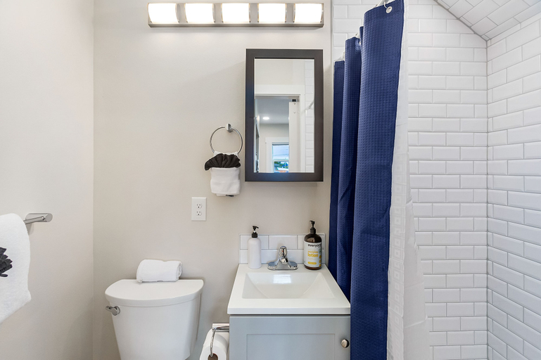 Bathroom 4, The Nightingale Nest, Snohomish
