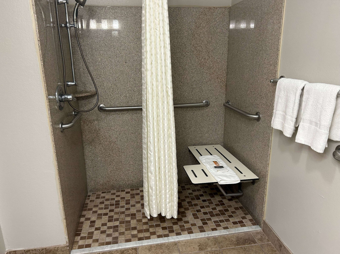 Bathroom 5, Days Inn by Wyndham Baton Rouge/I-10, East Baton Rouge