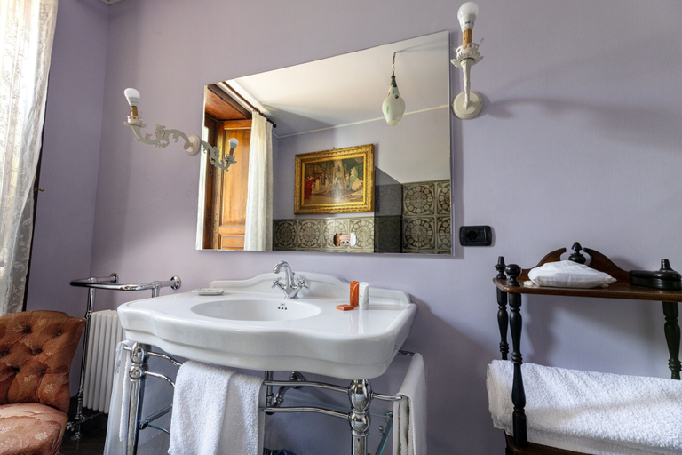 Bathroom 5, Palazzo Previtera, Catania
