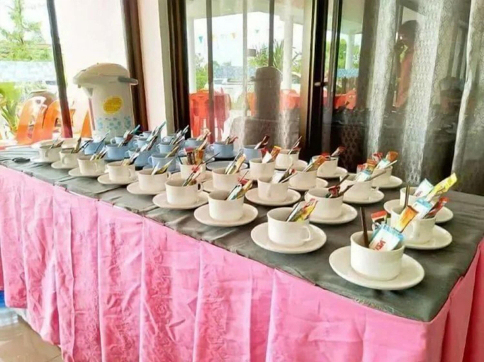Food & Drinks, Ruen Bua resident, Warin Chamrap