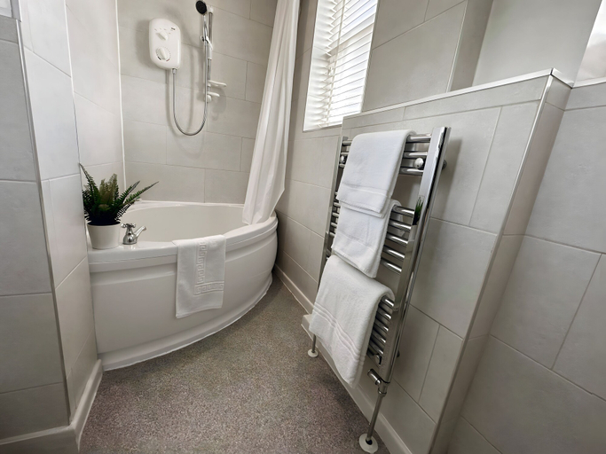 Bathroom 3, Station Lounge & Rooms, Lancashire