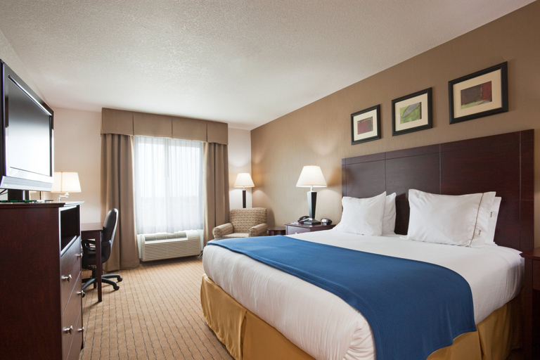 Holiday Inn Express & Suites Antigo, an IHG Hotel Room Type - 1 King Suite Communications Mobility Accessible Tub Holiday Inn Express & Suites Antigo, an IHG Hotel Room Type - 1 King Suite Communications Mobility Accessible Tub