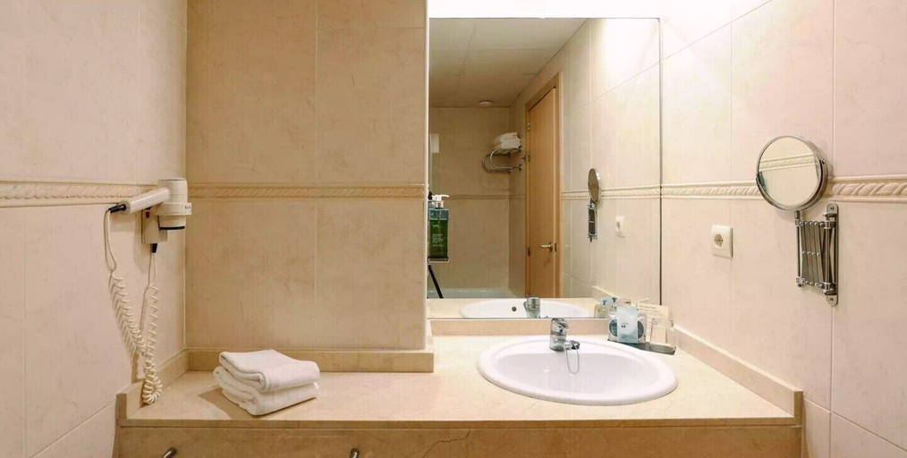 Bathroom 5, Luna Club Hotel Yoga & Spa, Barcelona