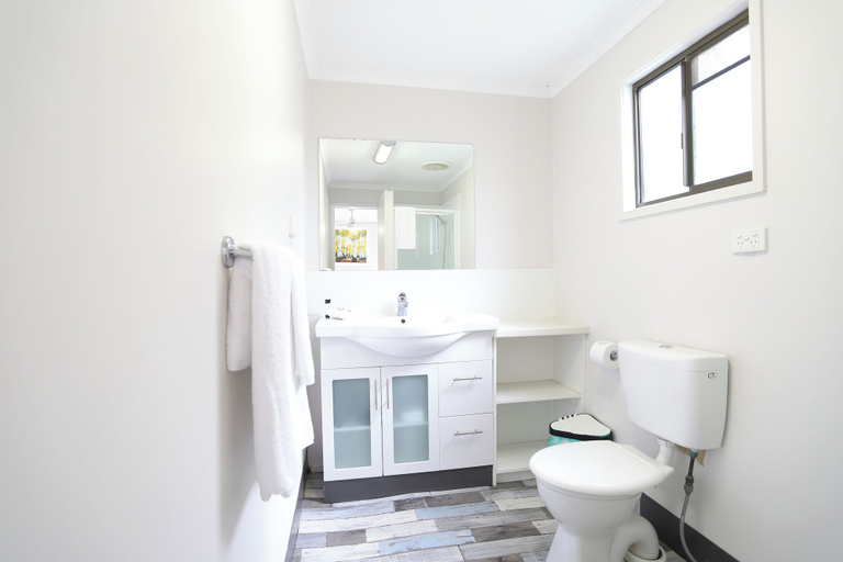 Bathroom 4, Wonthaggi Park Lane Holiday Park, Bass Coast Bal