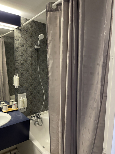 Bathroom 5, Cit'Hôtel le Welcome, Savoie