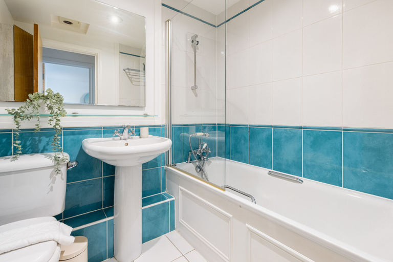 Bathroom 3, Luxurious Apartment in Wandsworth, London