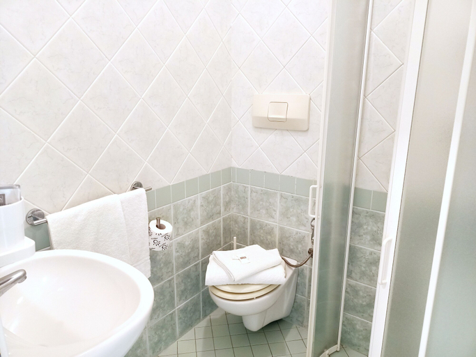 Bathroom 5, Hotel La Residenza, Rimini