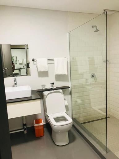Bathroom, Staybridge Golfview Suites, Gaborone