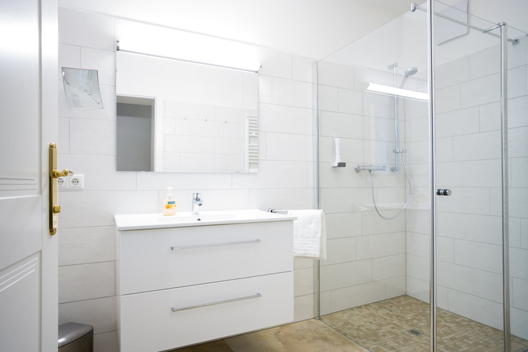 Bathroom 3, Central Lake View Suites Villa Julia by we rent, Zell am See
