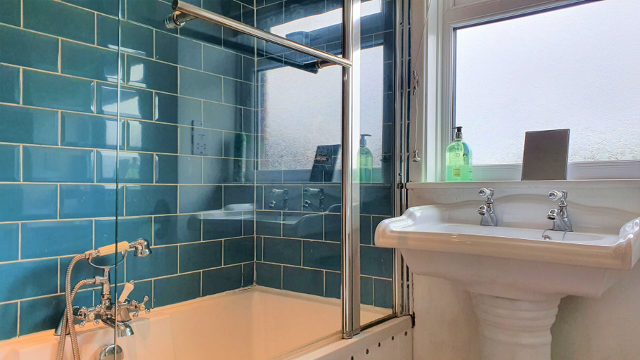 Bathroom 3, Large 5 Bedroom House Terrace Parking, Swindon
