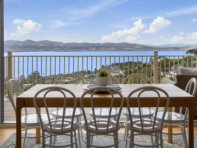 Exterior & Views 4, Spectacular Views - 4 Bedroom House, Hobart