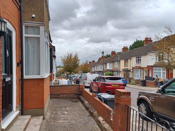Exterior & Views, Ferndale Place, Luton