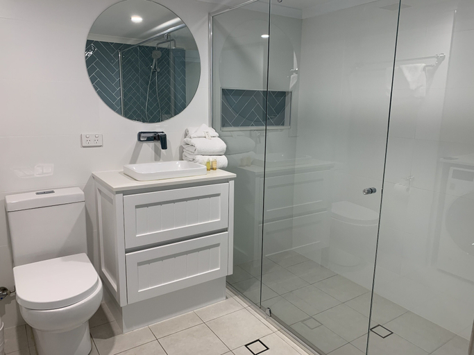 Bathroom 5, Ocean Plaza Resort, Gold Coast