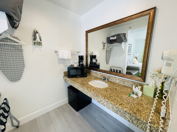 Bathroom 4, Loma Linda Inn, San Bernardino