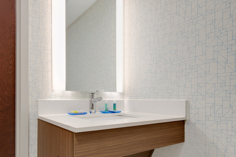Holiday Inn Express & Suites BRADLEY AIRPORT - Tap to explore photos
