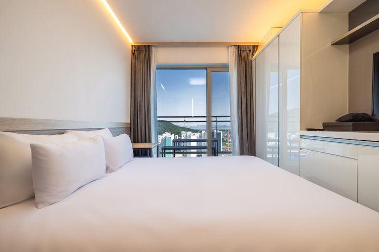 Bedroom 3, Skytop Hotel Incheon Airport, Jung