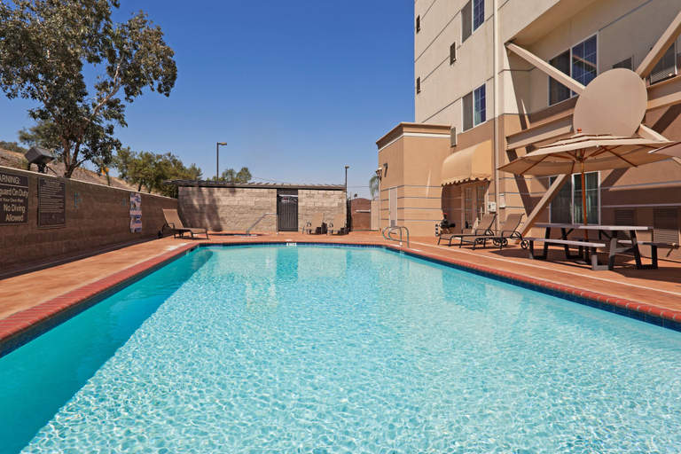 Sport & Beauty 2, Holiday Inn Express & Suites BAKERSFIELD CENTRAL by IHG, Kern