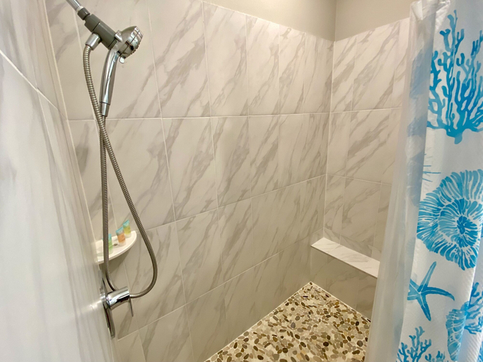 Bathroom 4, Aruba Bay-101, Nueces