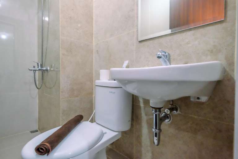 Bathroom 5, Wonderful 2BR at Transpark Cibubur Apartment By Travelio, Depok