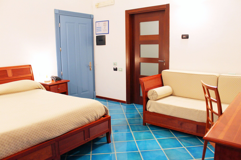 Bedroom 2, Hotel Pisacane, Salerno