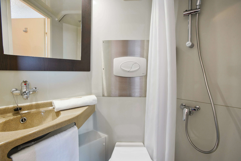 Bathroom 4, Premiere Classe Villejust - ZA Courtaboeuf, Essonne