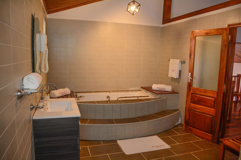 Bathroom 4, Andasibe Cyperus Hotel, Alaotra-Mangoro