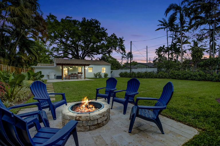 Others 1, Madrina's Cozy 3BR-1BA Spacious Backyard, Broward