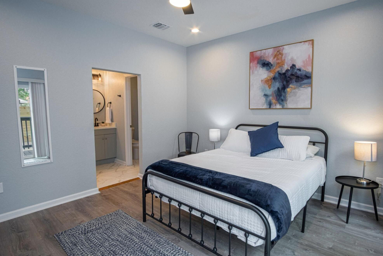 Room 2, Your Dream Stay 4BR 2BA Near Downtown Riverwalk, Bexar